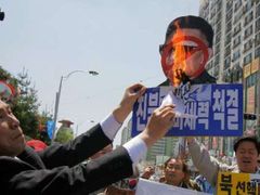 Některým jihokorejcům se sbližování s komunistickým severem nelíbí. Protesty se konaly i dnes u železniční stanice v Munsanu. Hořel portrét Kim Čong-ila.
