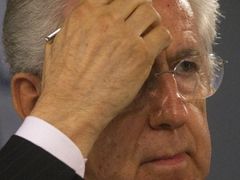 Bývalý eurokomisař Monti prosadil tvrdé reformy a jeho popularita strmě klesá.