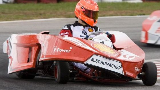 Obrazem: Hvězdy F1 v akci, Schumacher pochroumal motokáru