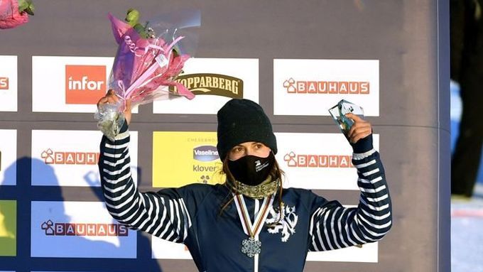 Eva Samková na stupních vítězů s bronzovou medailí z MS