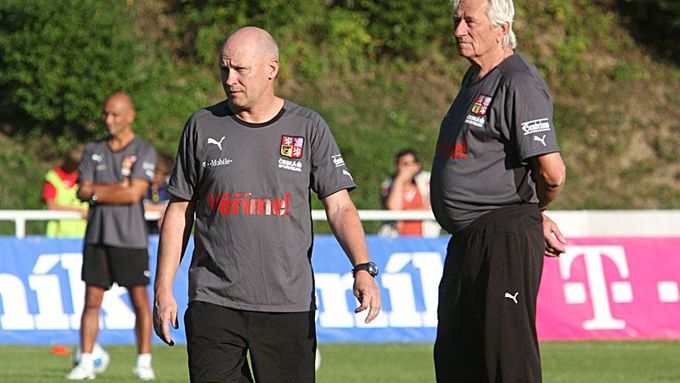 Karel Brückner (vpravo) na tréninku české reprezentace