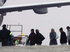 2006: Cestující uneseného letadla přihlížejí evakuaci na pražském letišti.