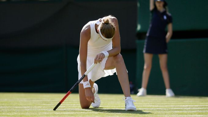 Vyřazená Kvitová na kolenou. Druhý den Wimbledonu smetl plány české favoritky