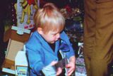Jeden z nejtragičtějších osudů v historii populární hudby začal 20. února 1967, kdy se Kurt Cobain narodil v dřevařském městečku Aberdeen asi 100 kilometrů jihozápadně od Seattlu, pozdější metropole hudebního stylu grunge. Odmalička tíhl ke kytaře, jak je patrné z rodinného domácího videa zařazeného do dokumentárního filmu Kurt Cobain: Montage of Heck z roku 2015 od televize HBO.