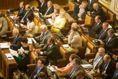 Sněmovna podpořila novelu o platech a zkrátila lhůty výborům