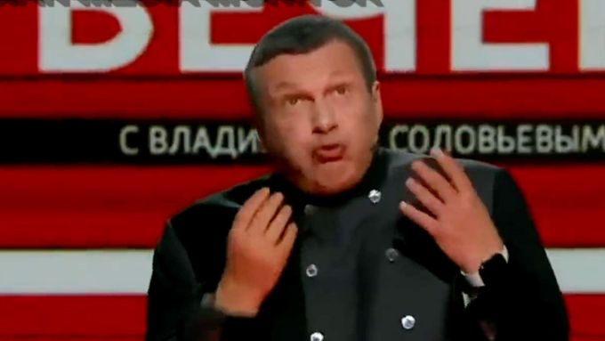 Prominentnímu Solovjovovi ujíždějí nervy. Vztekle zesměšňoval druhého propagandistu.
