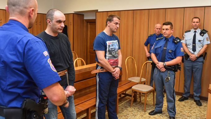 Státní zástupce obžaloval dva cizince, Ivana Ivanovského (druhý zleva) a Róberta Simona (třetí zleva).