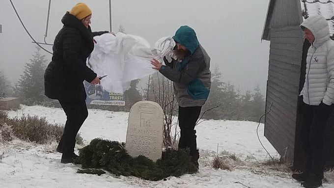 Foto: Sníh a vichřice.Tak se slavilo 100 let republiky u Masarykovy chaty na Šerlichu