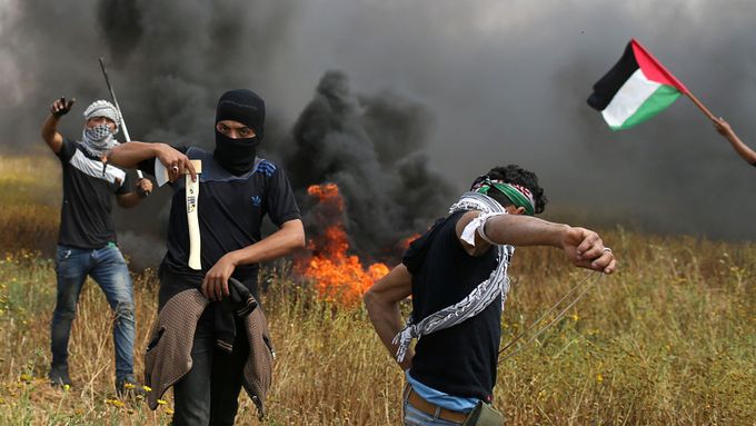 Protestující Palestinci na hranici Pásma Gazy a Izraele.