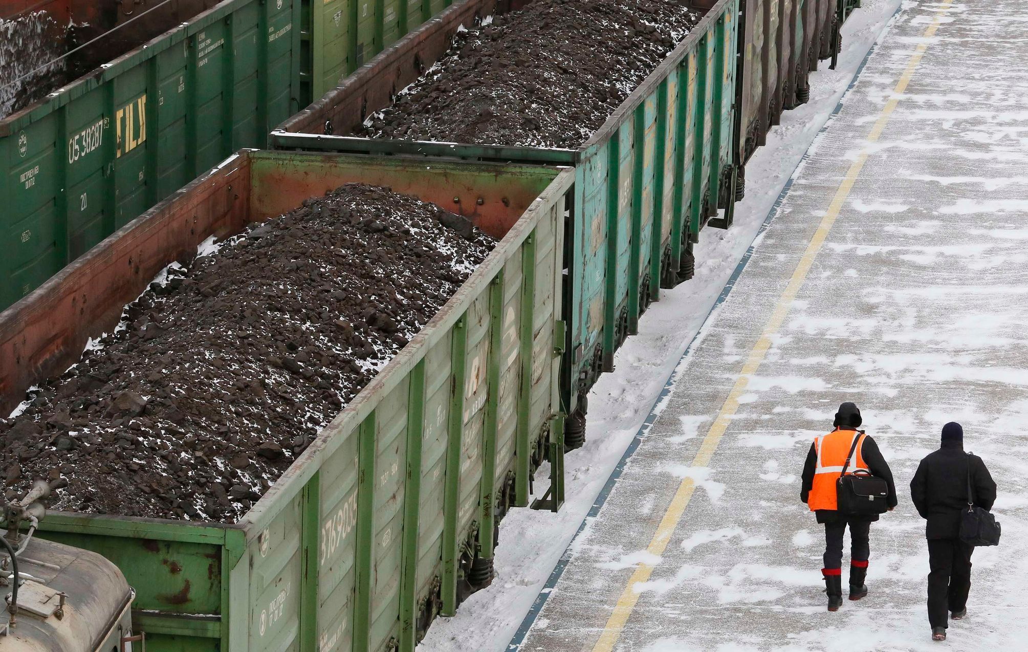 Vagony s uhlím na nádraží v ruském městě Zlobino.