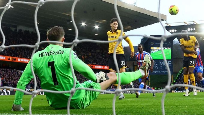 Český obránce Wolverhamptonu Ladislav Krejčí takto selhal ve vyložené šanci, místo aby překonal bezmocného gólmana Crystal Palace, poslal míč úplně mimo branku.