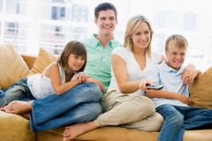 Rodinné sledování televize je pro Čechy už ztráta času, zprávám věří nejvíc v rádiu