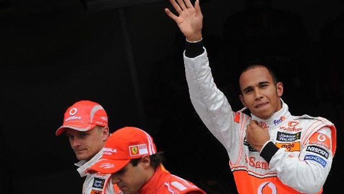 Lewis Hamilton mává divákům po svém vítězství v kvalifikaci na GP Německa.