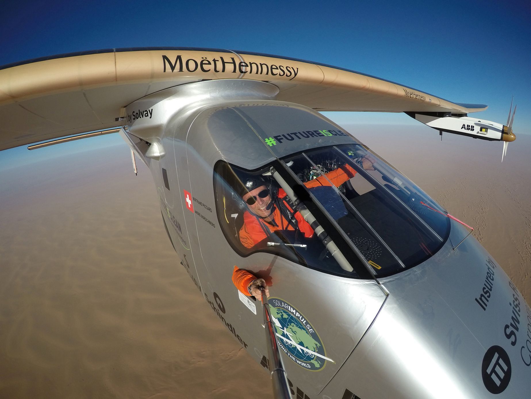 Piloti Solar Impulse 2 se fotí pomocí selfie tyče