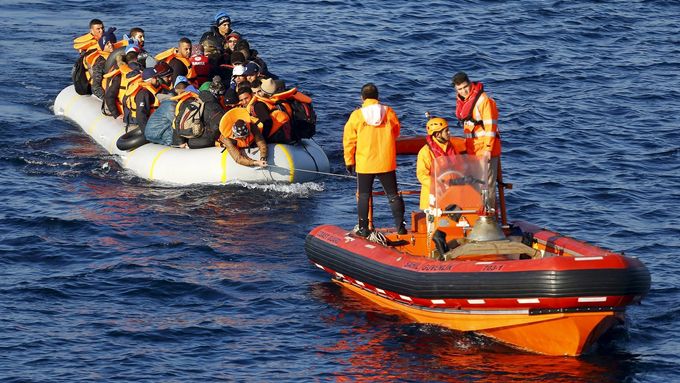 Pobřežní stráž zachraňuje uprchlíky