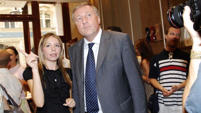Gabriela Horáčková s tehdejším premiérem Mirkem Topolánkem při otevření svého butiku s kabelkami v červnu 2007.