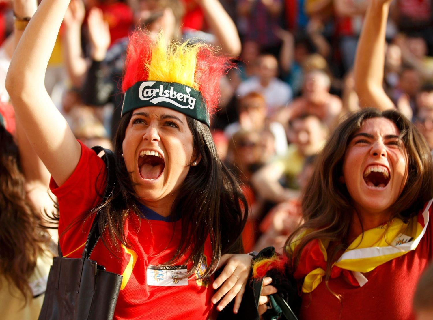 Fanynky Španělska u velkoplošné obrazovky v Gdaňsku při utkání s Itálií během Eura 2012