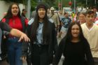 Ohromující haka. Studenti bojovým tancem uctívají památku obětí útoku v Christchurchi