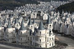V Turecku stojí zámky duchů. Bydlení pro milionáře vypadá jako opuštěný Disneyland