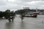 Dunaj v Bratislavě kulminuje, zdolal už i rekord