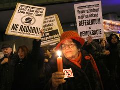 Candle-lighting commemoration of November 1989 in Prague overshadowed by anti-radar protests