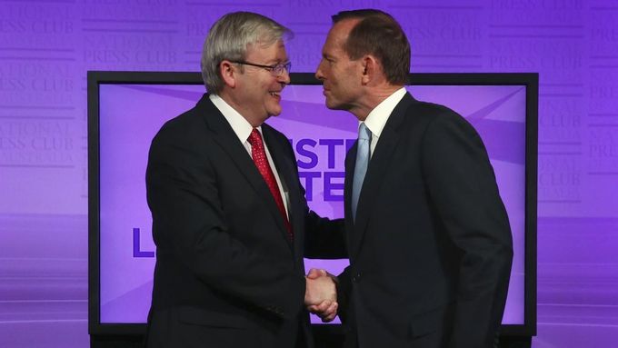 Dosavadní australský premiér Kevin Rudd s lídrem opozice Tony Abbottem na snímku z 11. srpna 2013.