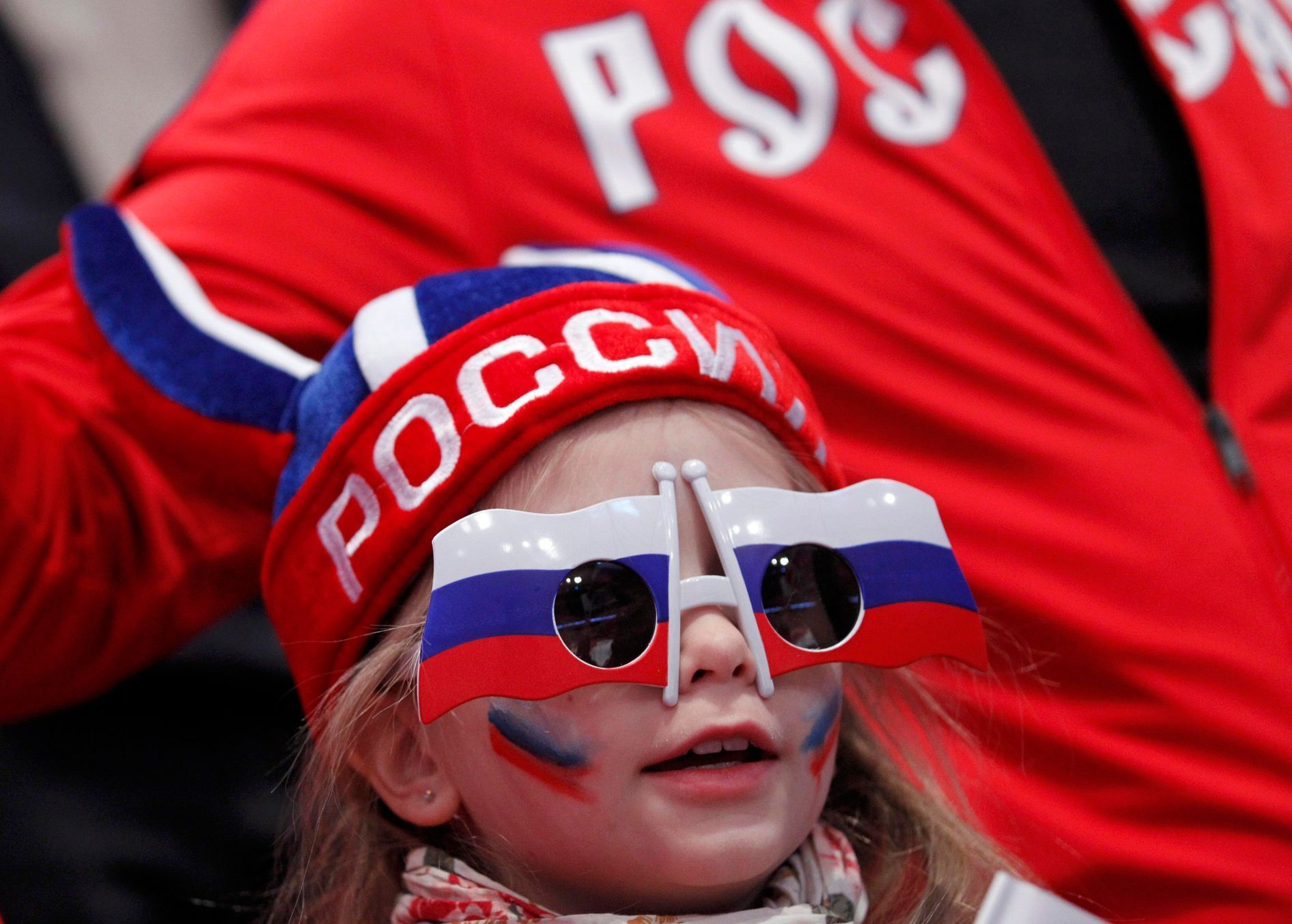 Malá fanynka Ruska při zápase s Českem