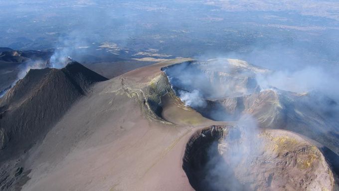Etna je s 3329 metry nejvyšší činnou sopkou v Evropě.