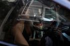 "Nimo vystupuje z auta a míří do kanceláře reklamní agentury v Bangkoku," píše agentura Reuters. Nimo ale není běžný zaměstnanec. Jde o hnědého husky, který každý den doprovází svoji paničku do práce.