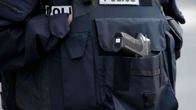 Policie u stadionu Stade de France v Paříži.