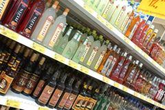 Alkoholu se prodává stále méně, výrobci viní daň