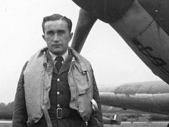 Letiště Northolt, září 1940. Sgt Josef František (* 7. 10. 1914, Dolní Otaslavice, okr. Prostějov, † 8. 10. 1940, Ewell, Surrey) u svého stíhacího stroje Hawker Hurricane