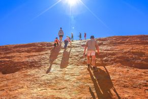 Konec turistů na Uluru. Na posvátném místě Austrálců lidé močili nebo se obnažovali