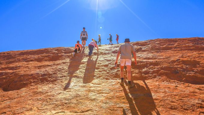 Konec turistů na Uluru. Na posvátném místě Austrálců lidé močili nebo se obnažovali