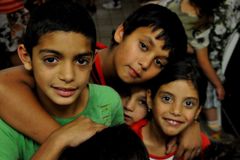 Romským dětem pomohl stipendijní fond, mohly na školu. Teď mu chtějí podporu oplatit
