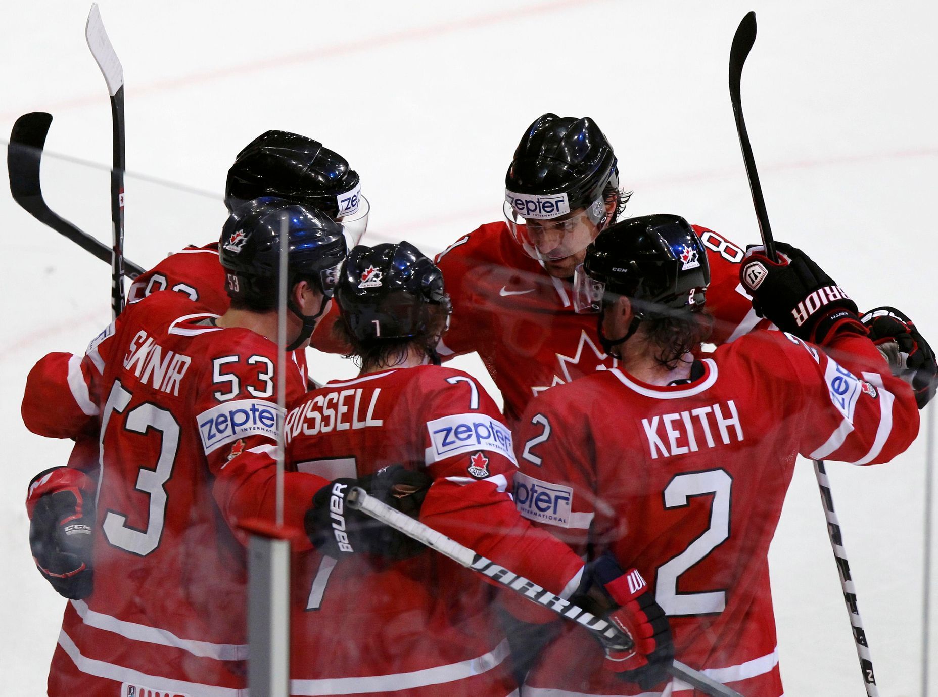 Radost kanadských hráčů v utkání proti Finsku