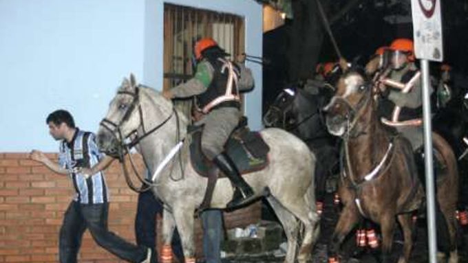 Finále pohárui osvoboditelů se neobešlo bez střetů policie s fanoušky.