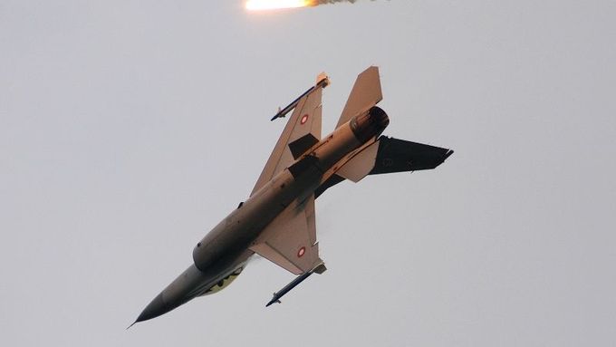 Stíhací bombardér F-16. Ilustrační foto.