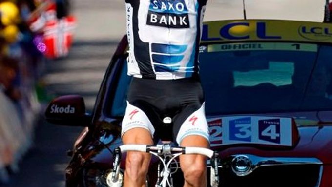 Nicki Sorensen míří za vítězstvím ve 12. etapě Tour de France.