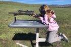 Dcera zpěvačky Pink se učí střílet od tří let. Fotka s puškou vyvolala ostrou diskuzi