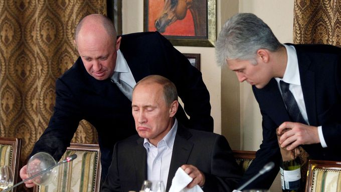 Na snímku ruský oligarcha Jevgenij Viktorovič Prigožin s Vladimirem Putinem.