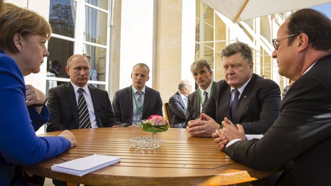Merkelová, Putin, Porošenko a Hollande na schůzce v Paříži.