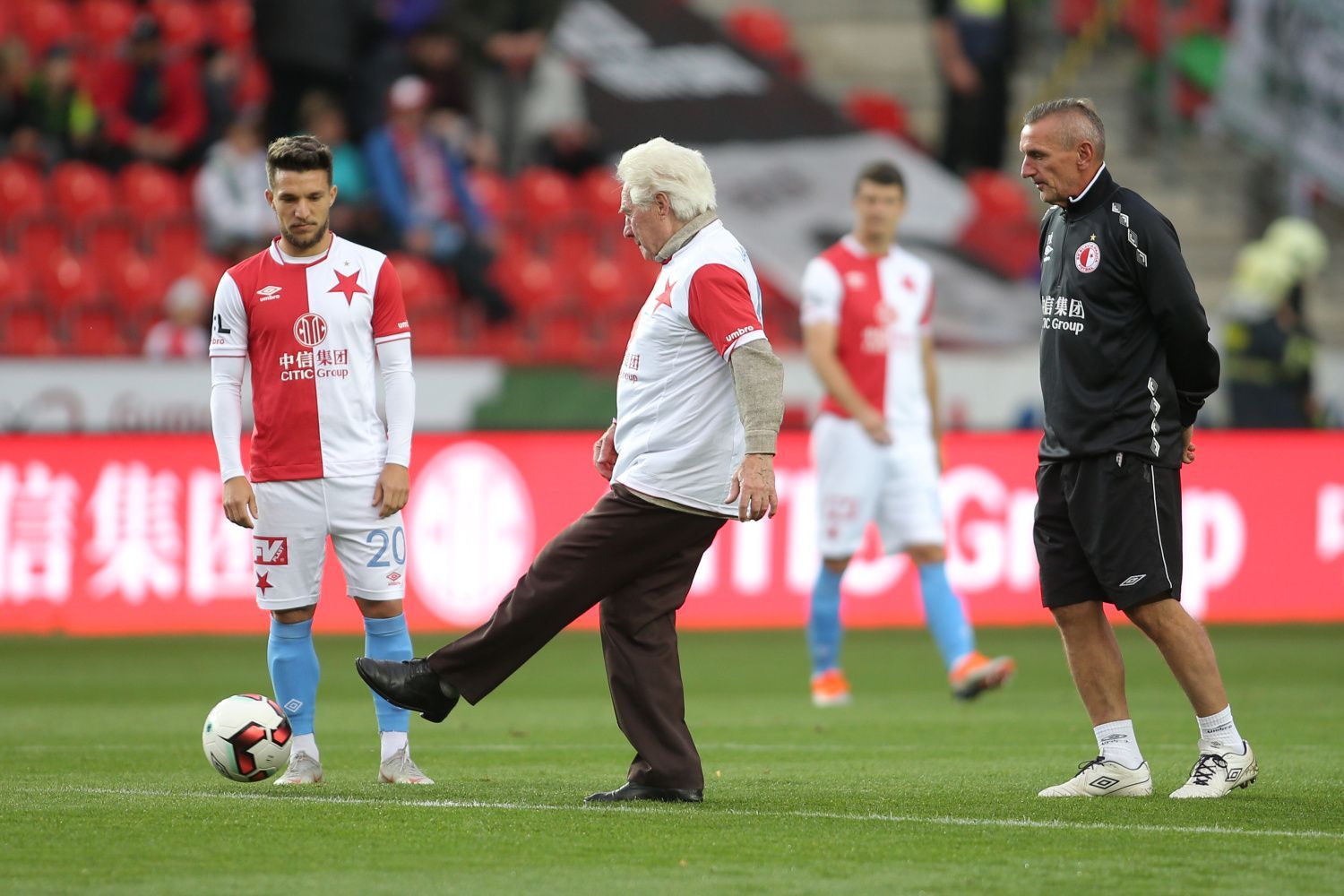 Slávistická legenda Jan Lála otevřela slavnostním výkopem ligový zápas s Bohemians 1905