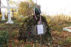 Čistí pomníky pokryté mechem. <strong>Češi</strong> odhalují jména předků padlých za válek na Ukrajině