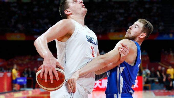 Srbský basketbalista Nikola Jokič (vlevo) se pokouší prosadit přes Patrika Audu