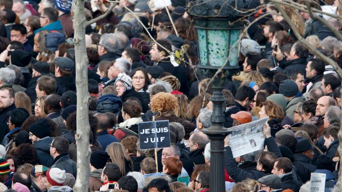 Lidé na pařížském náměstí Republiky před nedělní demonstrací.