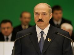 Alexandr Lukašenko ve volbách získal 83 procent hlasů. Západ volby označil za zmanipulované