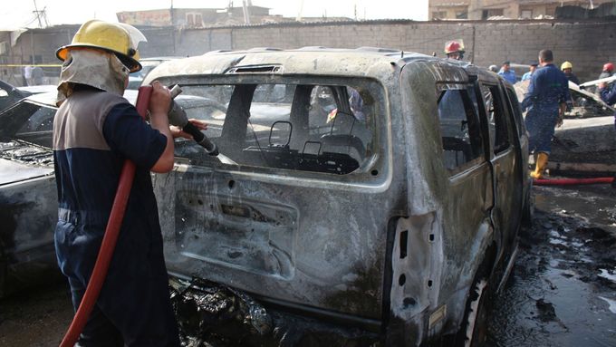 Hasič zasahuje po bombovém atentátu v Basře.