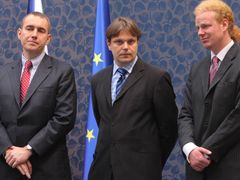 8. ledna 2009 Mirek Topolánek představil svůj tým pro boj s ekonomickou krizí. Mezi jeho deseti členy jsou mimo jiné Martin Jahn, Pavel Kohout a Tomáš Sedláček (zleva doprava).