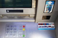 Rusové se nabourali do softwaru pražského bankomatu, vybrali z něj tři miliony